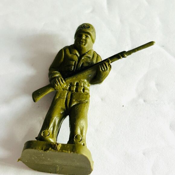 Vintage Army Plastic Toy Soldier Figures Mixed Lot of 8 Green Blue Yellow 1.75" - Picture 2 of 5